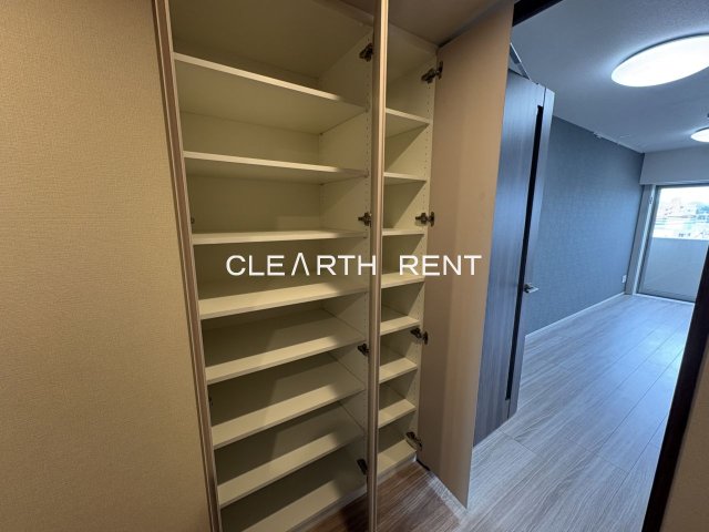 コンシェリア目黒本町 ＴＨＥ ＲＥＳＩＤＥＮＣＥ5階 廊下にも収納スペース/いたるところに収納がありお部屋が片付きます