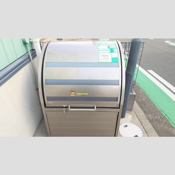 シルヴァンブリーズ 敷地内階段下にある専用ゴミストッカー