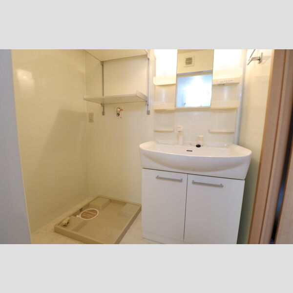 カメリア武蔵藤沢112号室 洗濯機置き場・洗髪洗面化粧台