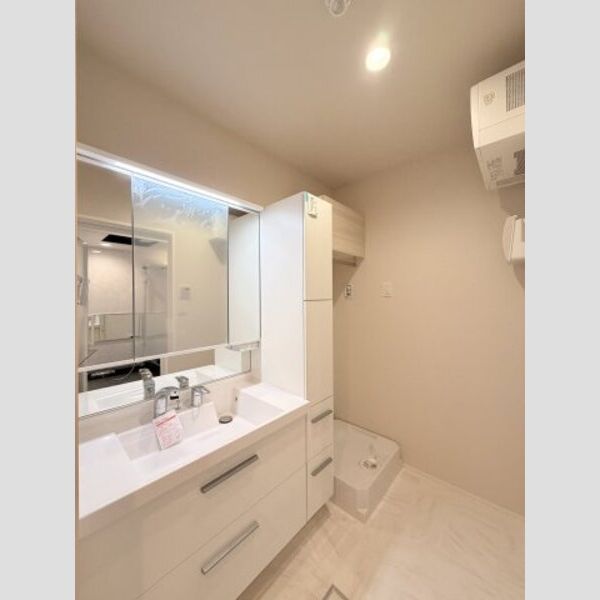 フレジア103号室 ワイドな洗面台に収納もあり、洗濯機はもちろん室内!棚もあります♪