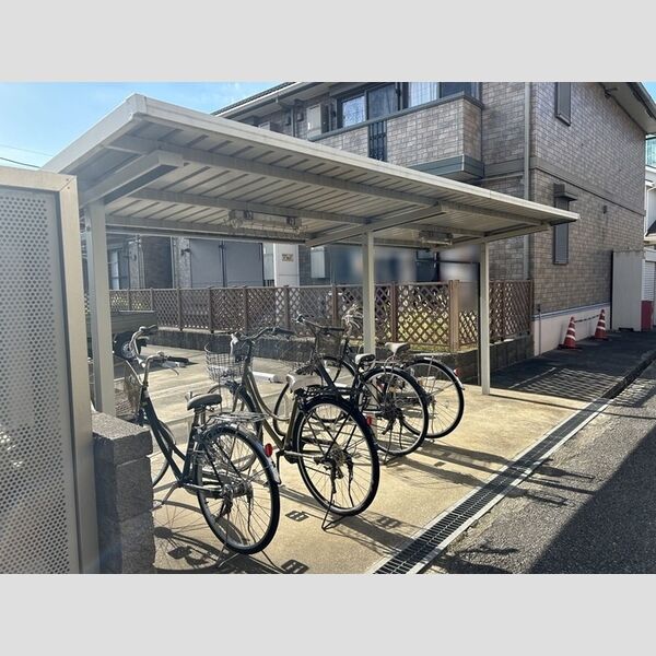 アヴァンセ八幡　ABA101号室 駐輪場