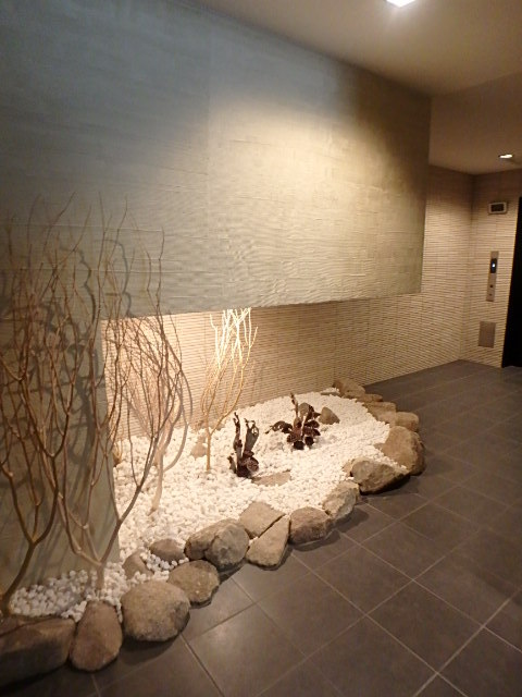 セレニティコート虎ノ門13階 エントランスには和モダンな日本庭園があります♪