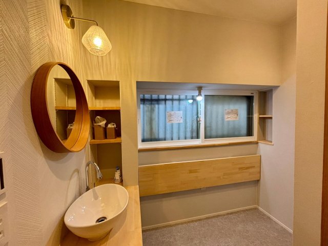 ドローイングハウス新座栄 独立洗面台と折り畳みカウンターのあるランドリー