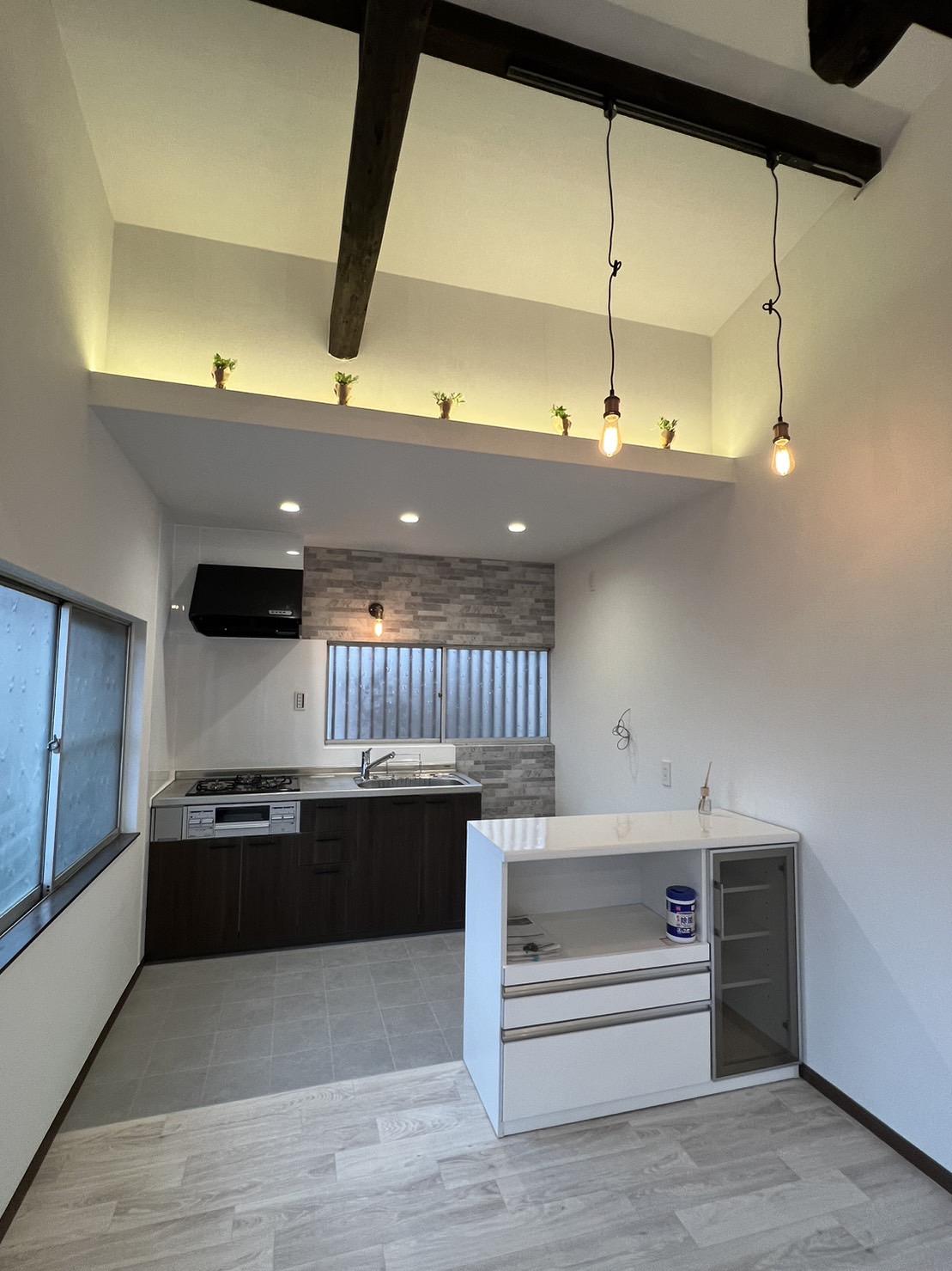 ペットと暮らす土間のある家　流山戸建 システムキッチンと収納付きキッチンカウンター