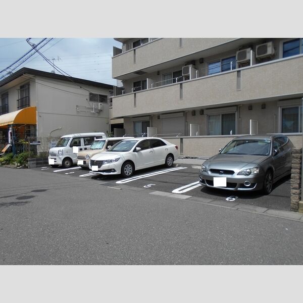 ルミエール 駐車場