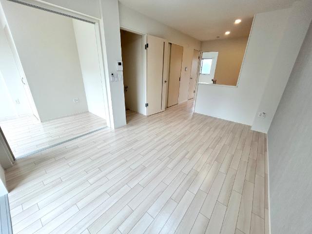 Ｓｍｉｌｅ　ｖｉｌｌａ（スマイル　ヴィラ）202号室 リビング