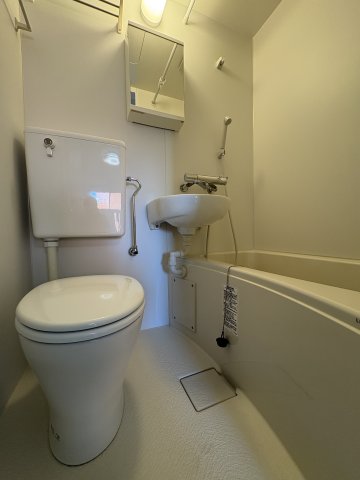 ライオンズプラザ山下公園701号室 トイレ