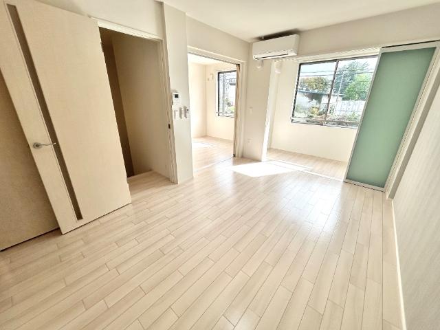 Ｓｍｉｌｅ　ｖｉｌｌａ（スマイル　ヴィラ）203号室 リビング