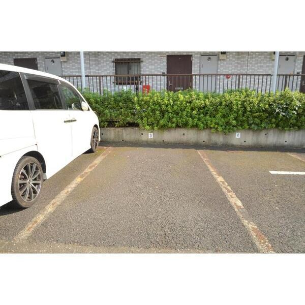 エーデルハイム成城201号室 駐車場