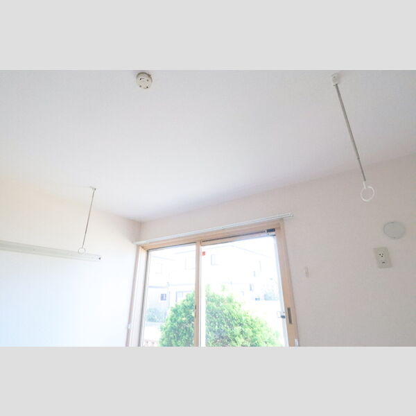 イーストハウスⅡ二ツ宮102号室 室内物干し金物