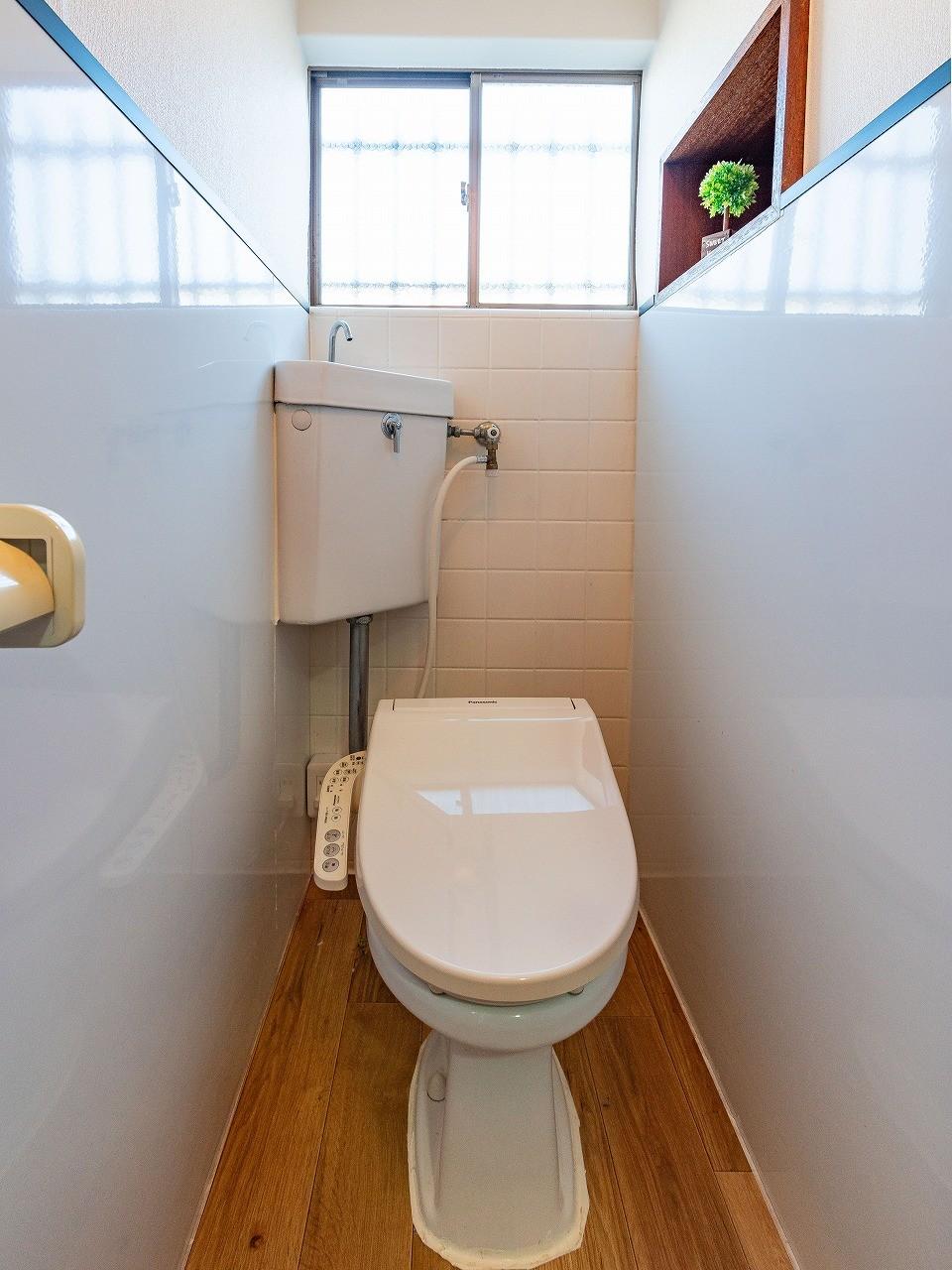 ペットと暮らす田喜野井戸建 清潔感のあるトイレに仕上げました。温水洗浄便座設置済みです。