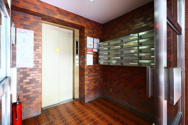 ハイツ新富町 エントランス