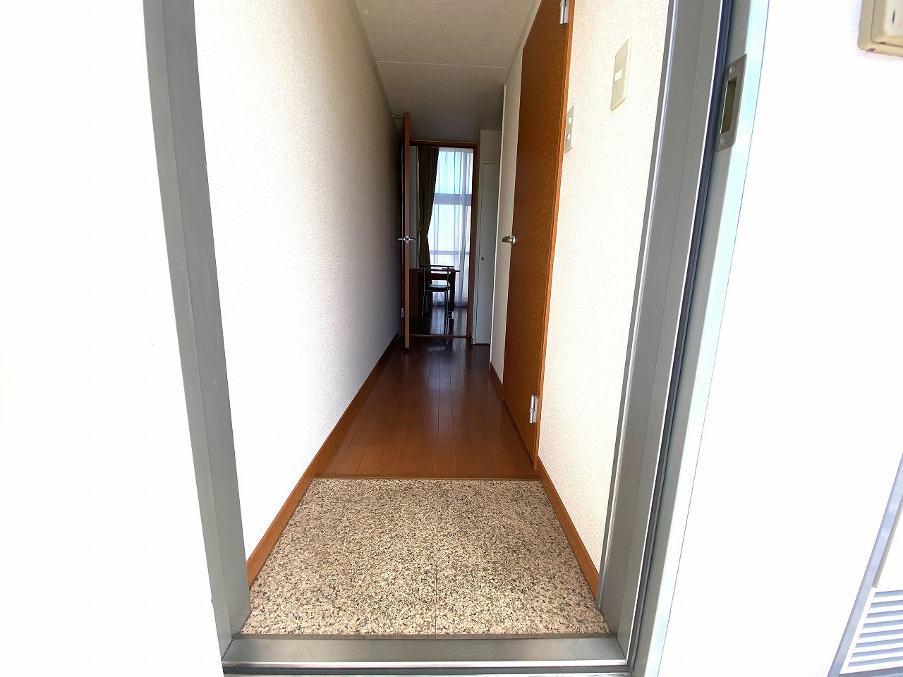 レオパレスシュテルン 玄関