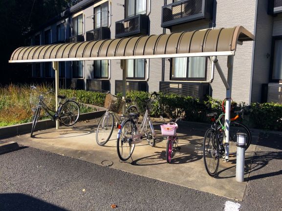 レオパレス幸希109号室 屋根付き駐輪場