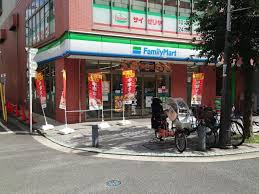 シェフルール鶴見　ＳＴＡＴＩＯＮ　ＯＮＥ 【コンビニエンスストア】ファミリーマート 京急鶴見駅前店まで65ｍ