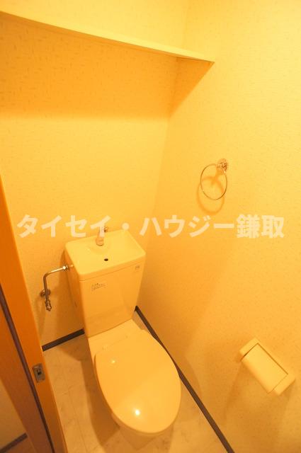 ルネス本千葉 ★上部に棚のあるトイレです。