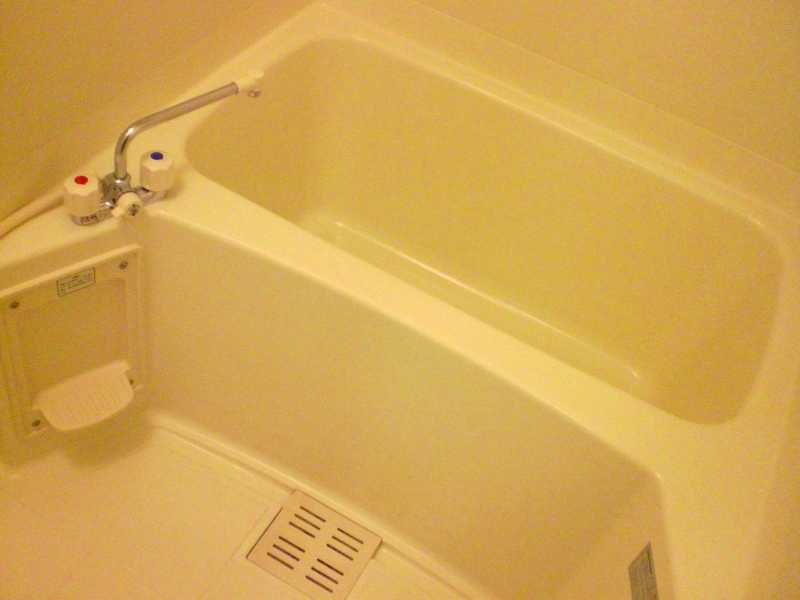 レオパレスマンダリーヌ107号室 白を基調とした広々とした浴室です。