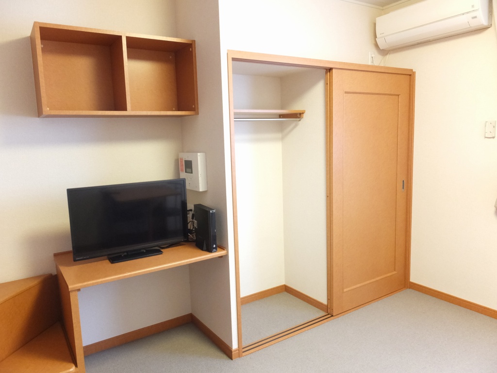 レオパレスキャノーラ208号室 ポール付きのクローゼットなら大切なお洋服もシワになりません。