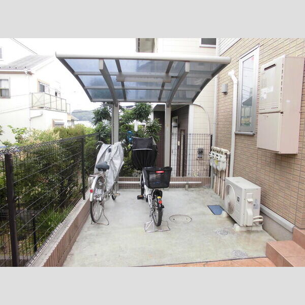 フロレスタ201号室 屋根付駐輪場