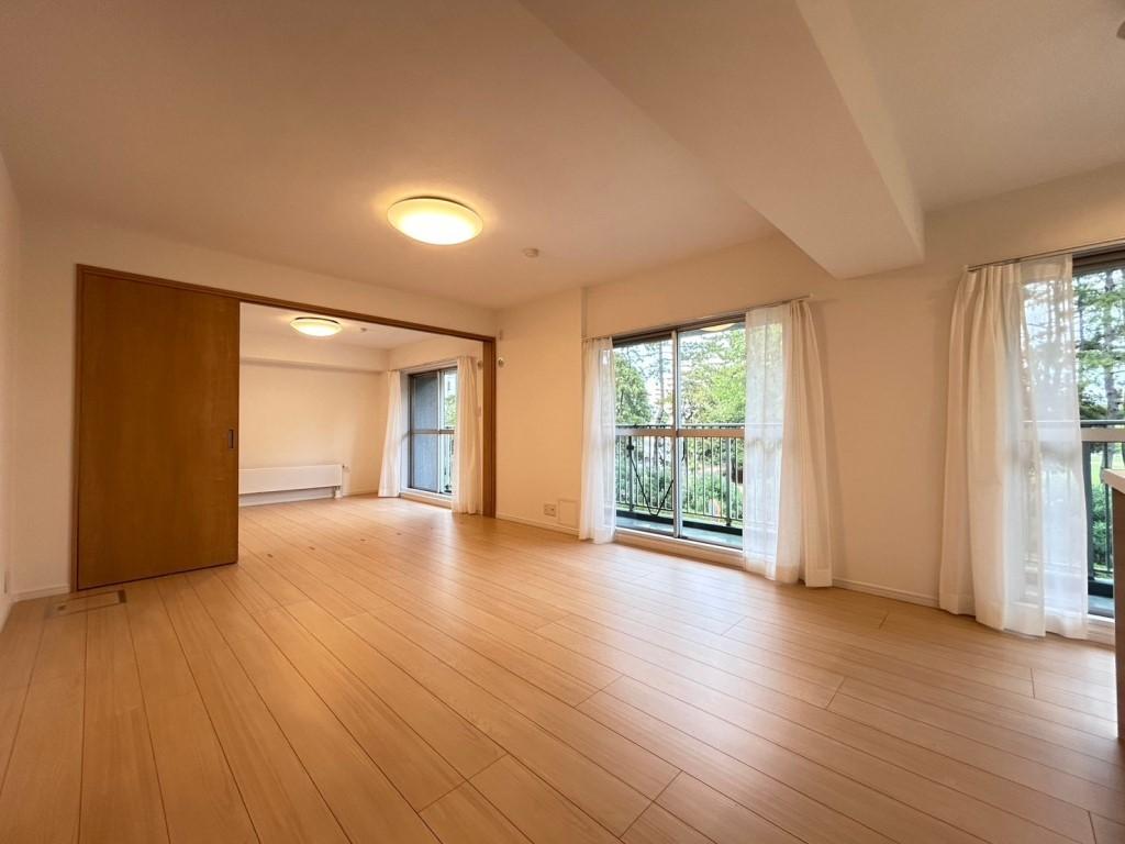 住友検見川ハウスＣ棟 キッチン側からの眺望。公園ビューで別荘地の気分