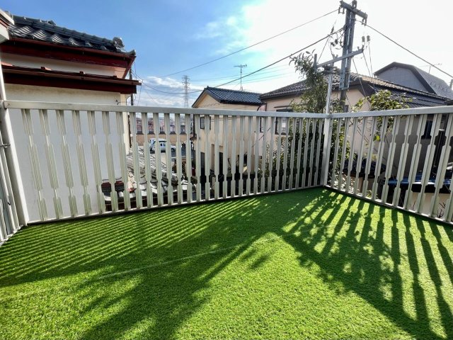 ヴィンテージBAR武蔵野川越　デザイナーズリノベ戸建 6.6㎡の広々バルコニーには人工芝を設置！