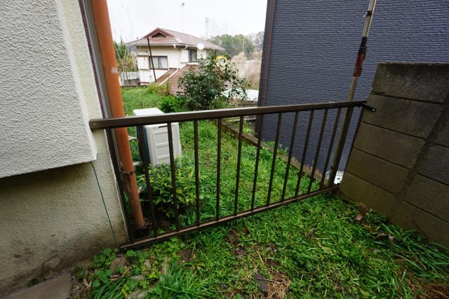松戸市小金戸建 建物の裏手は擁壁があり危険なので柵を付けました。