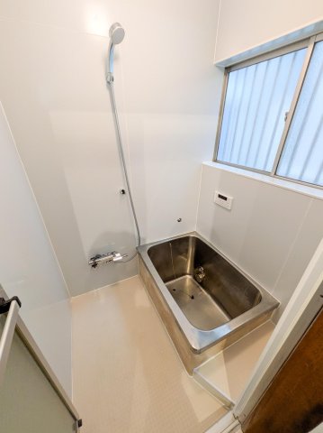 やすらぎの家　リノベ戸建　志木 明るいお風呂