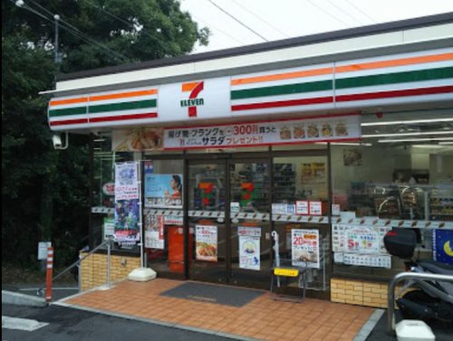 ベイルーム鎌倉山崎 【コンビニエンスストア】セブンイレブン湘南町屋駅前店まで616ｍ