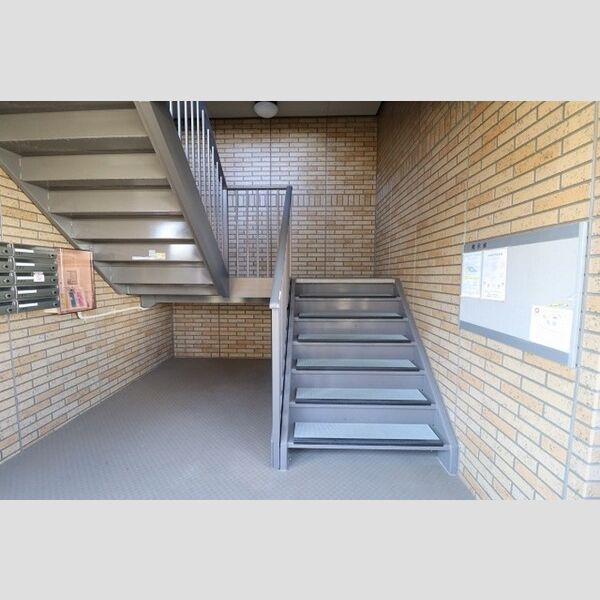 パーシモン105号室 共用階段