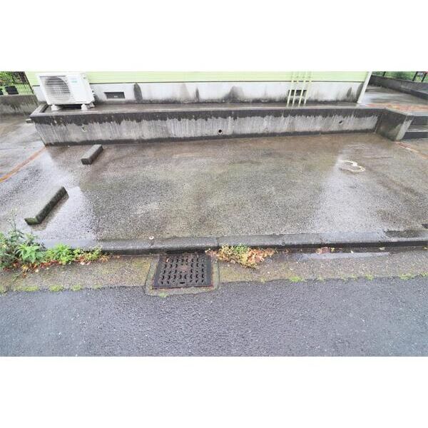 グローリー原宿B棟101号室 駐車場