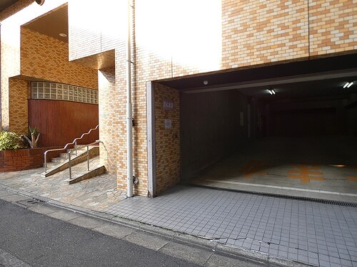 ライオンズプラザ池袋 駐車場入口別角度　※2026年03月の写真