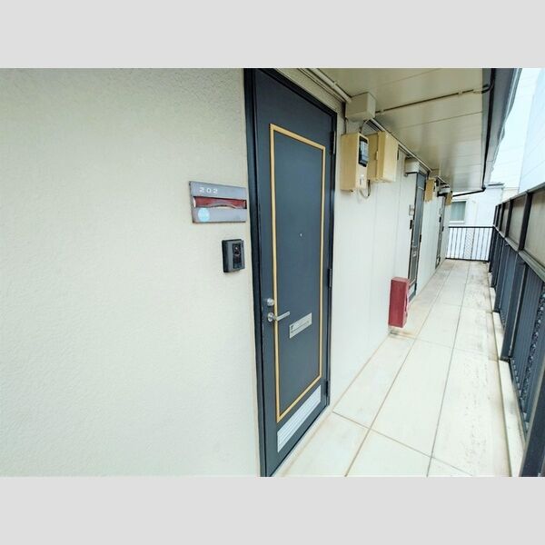 ジュネス国立 玄関表