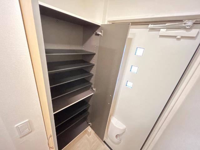 リノナル202号室 下駄箱