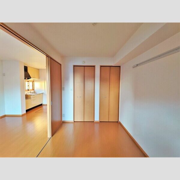 ゼファーコート105号室 洋室5帖(別角度)