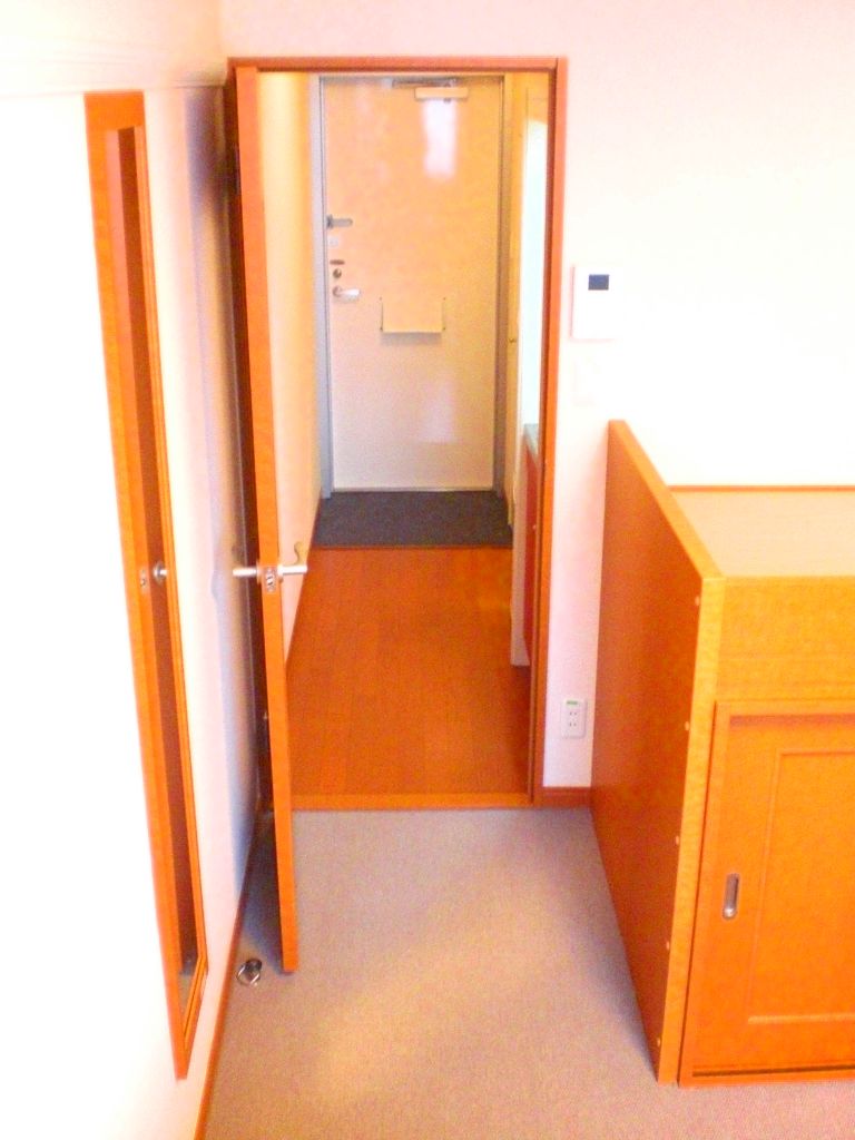 レオパレス今泉109号室 居室につながる廊下にも日中は日の光が差し込みます。