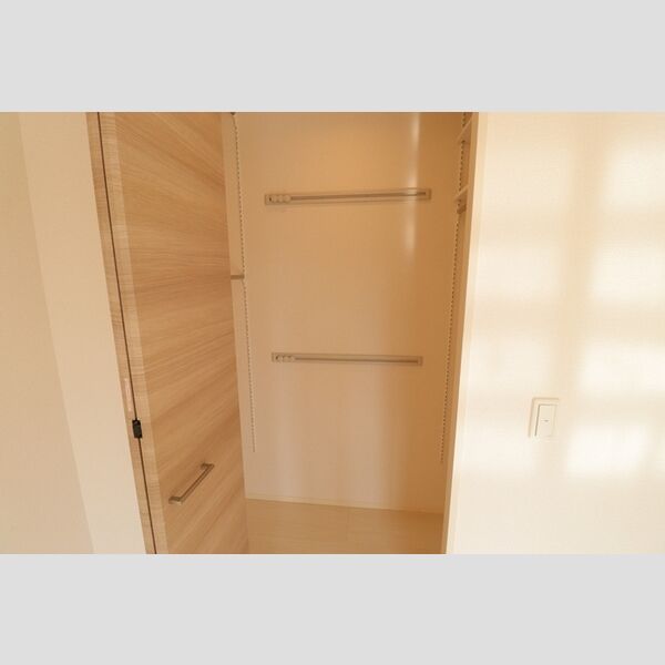 グランシャリオ101号室 ワンステップクローゼット