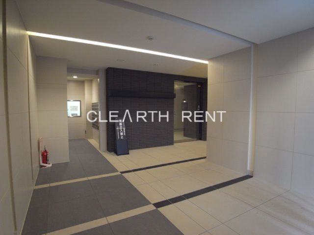 コンシェリア大塚駅前3階 モノトーンのタイルと間接照明の光でデザインされたエントランスホール