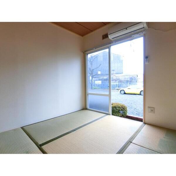 ホワイトハイツ篠崎B号室 リビング