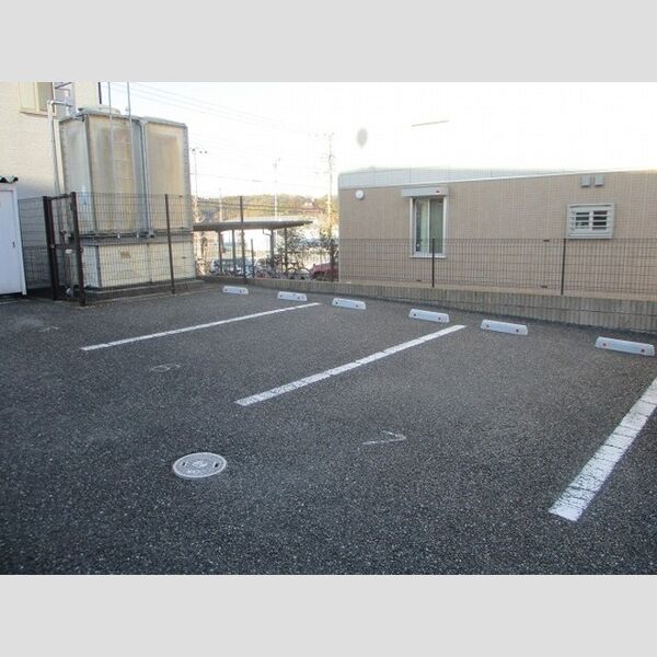 メゾン・ブルーノ 駐車場