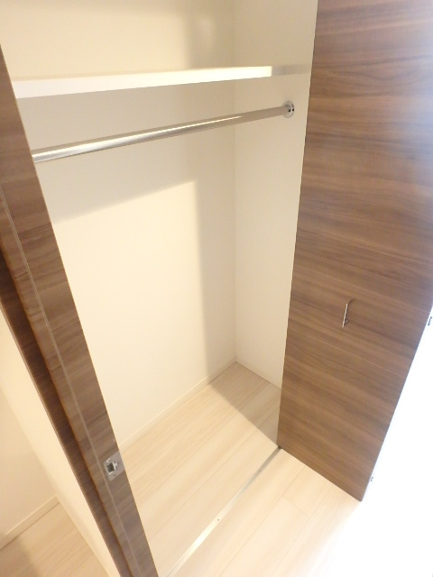 ガーラ・ヴィスタ練馬 パイプ付クローゼット/上段にも収納あり