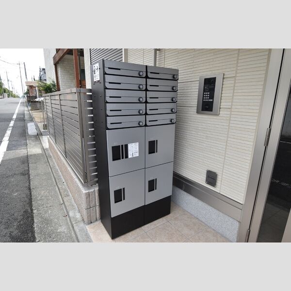 アリビオ南大沢302号室 集合ポスト&宅配ボックス