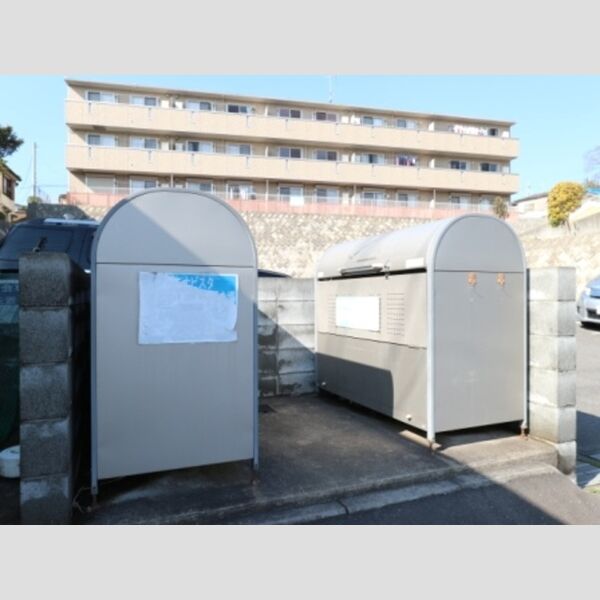 ブエナビスタ302号室 敷地内ゴミ置場