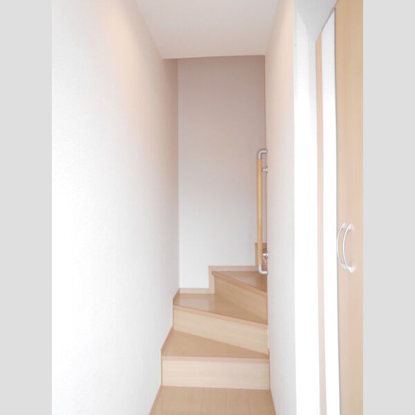 ラ・シェモア202号室 玄関