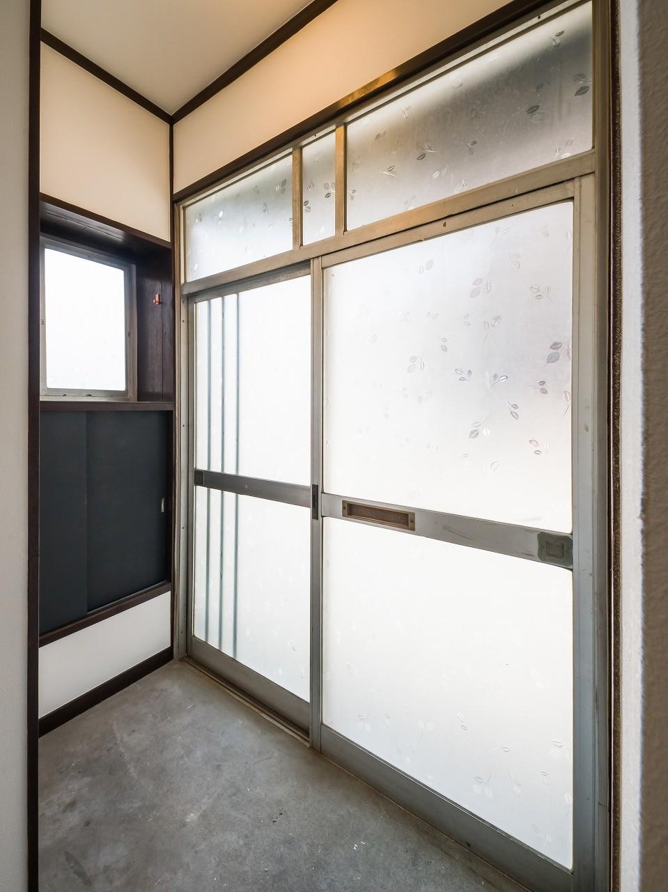 リノベ2階建て戸建・瑞江ハウス　2駅利用可 広いシューズラックと広くて明るい玄関♪