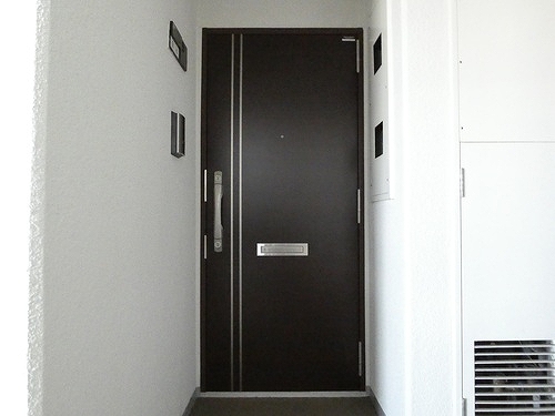 コスモ大和スターアベニューサードウイング7階 共有部からの玄関　※2026年3月の写真