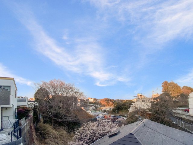 ザ・浅間台202号室 高台の上に位置しているので見晴らし・風通し良好です。