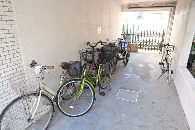 スカイコート落合305号室 駐輪場