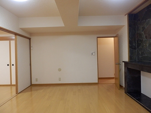 浅野レジデンス2階 洋室約8.6畳　※2021年7月撮影