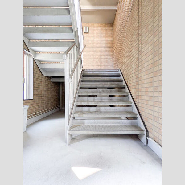 ロイヤルヒルズ武蔵浦和　B301号室 共用階段