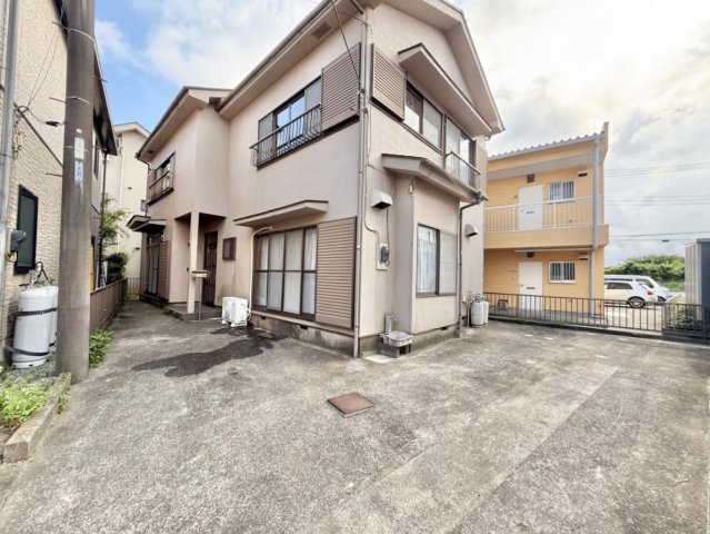 平塚市寺田縄戸建て 物件横と玄関前に駐車可能です。